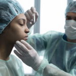 doctor-de-tiro-medio-mirando-al-paciente_resize