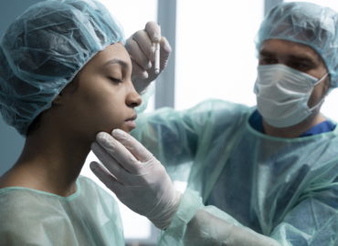 Cirugía estética vs. medicina estética: diferencias y cuándo elegir cada una en Bilbao