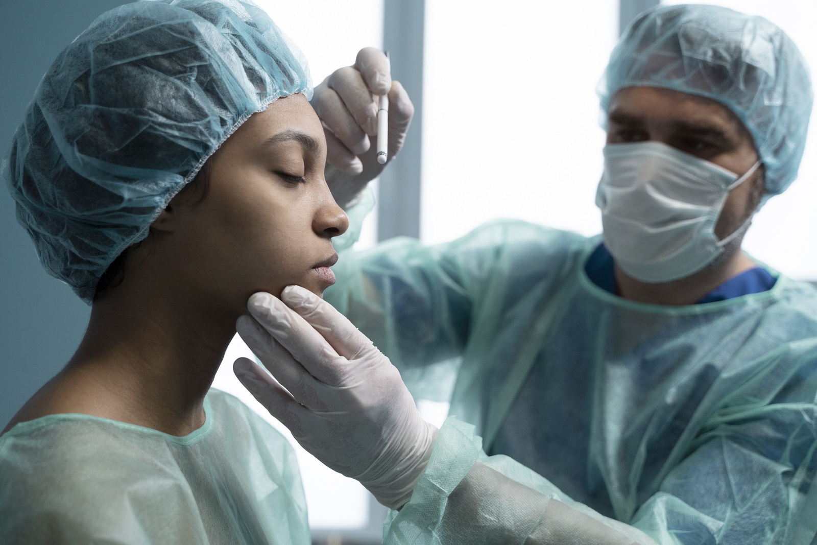 Cirugía estética vs. medicina estética: diferencias y cuándo elegir cada una en Bilbao