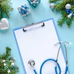 estetoscopio-termometro-portapapeles-en-blanco-y-adornos-navidenos